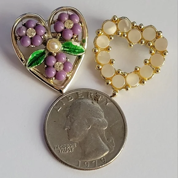 Vintage heart pin pair Mother of pearl purple flowers - Picture 7 of 9